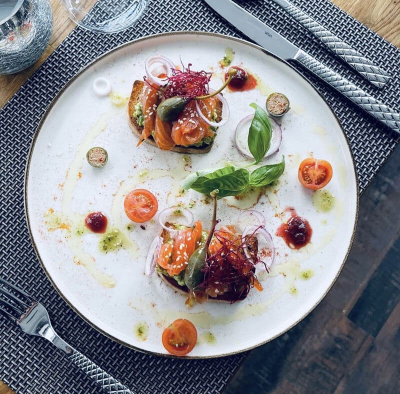 Lachs-Crostini, elegant angerichtet